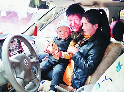 林芝市工布江达县，准备出门走亲戚的藏民在自己家的汽车里。如今小汽车已进入西藏广大城乡居民家中。光明日报记者 郭红松摄