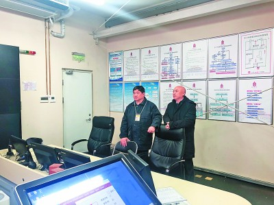 当真正加入故宫人大家庭后，我丝毫没有感觉到自己是一个外来户，与大家就像多年的同事一样，没有一点生疏的感觉。——王旭东&nbsp;图为2019年4月，单霁翔与王旭东（右）共同巡查监控室。故宫博物院供图