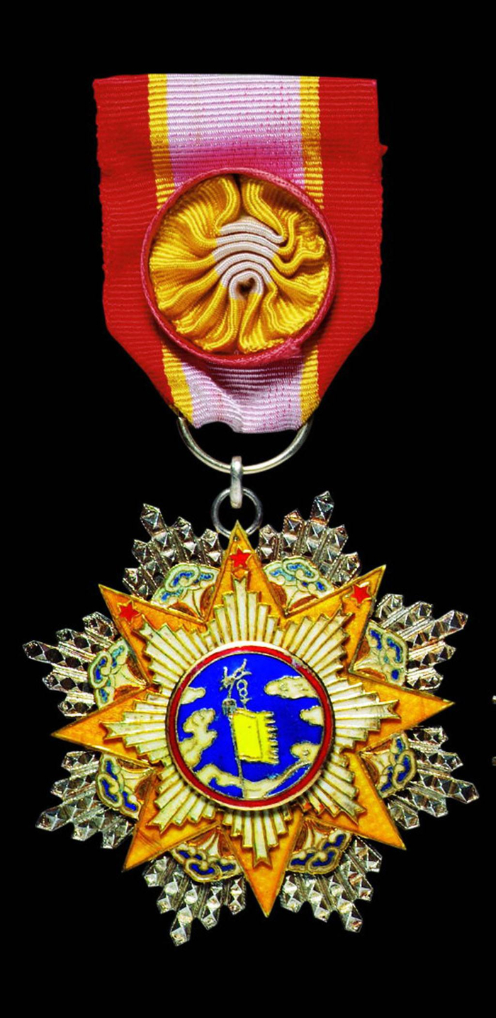 图为云麾勋章。