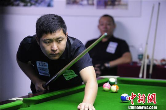 资料图：选手在中式八球比赛中。　王曦 摄