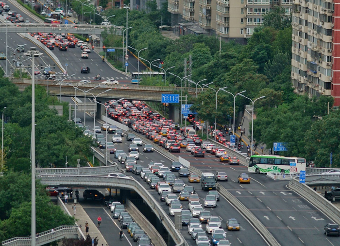 广渠门桥区自西向北的盘桥路段排起了长队。摄影/新京报记者&nbsp;裴剑飞&nbsp;