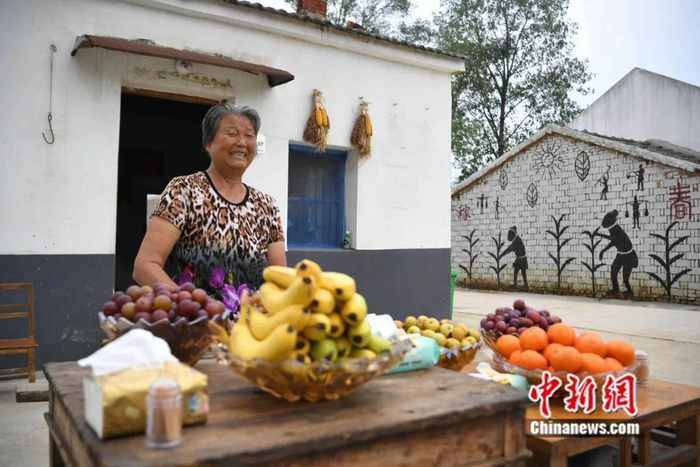 　　杨玉仙用水果招待客人。韩苏原/摄