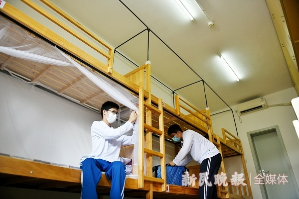 图说：高一新生方晸岳（左）和曹炫明（右）在打扫整理寝室  新民晚报记者 孙中钦 摄