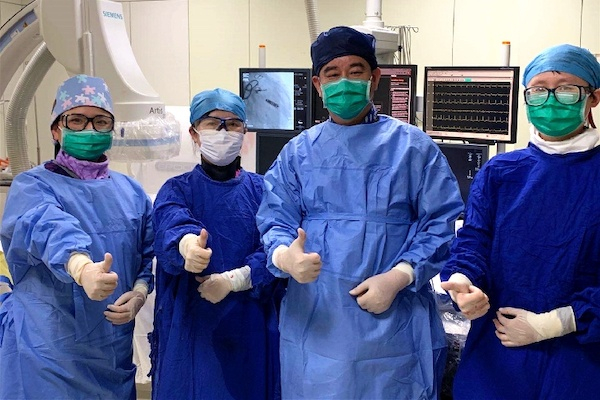 图说：上海市胸科医院李若谷团队，连续为两名复杂心脏瓣膜病患者成功植入Micra无导线起搏器 采访对象供图（下同）