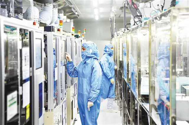 位于重庆高新区的台晶（重庆）电子有限公司工作人员在晶振封装无尘车间内作业（2020年3月3日摄）