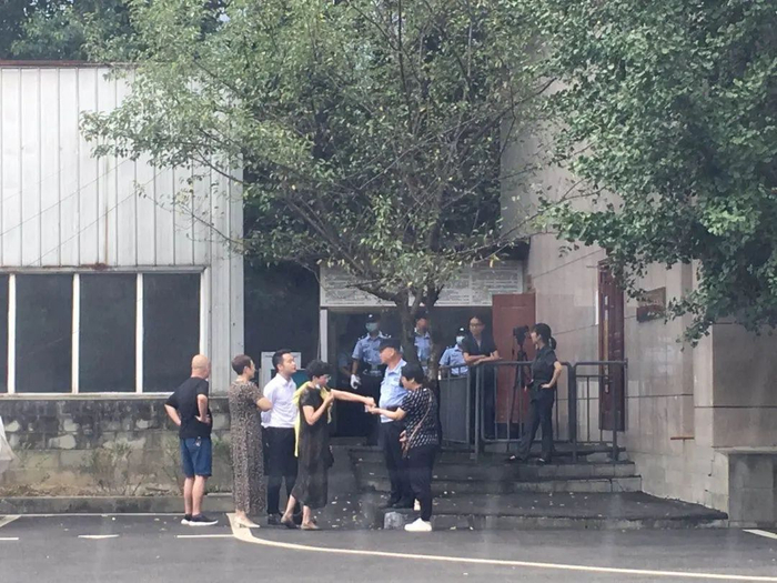  受害人家属在等待下午继续开庭