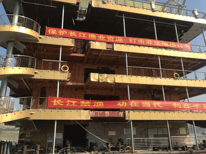 拆解中的餐饮船  周小平 摄