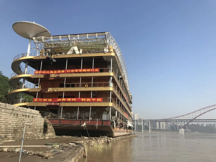 江北区最后一艘餐饮船正在拆解  周小平 摄