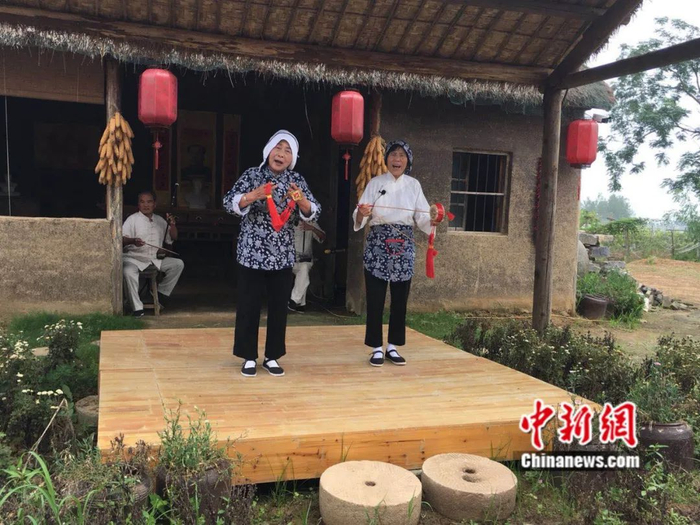 　　当年敲着花鼓讨饭，如今打着花鼓娱乐。吴兰/摄