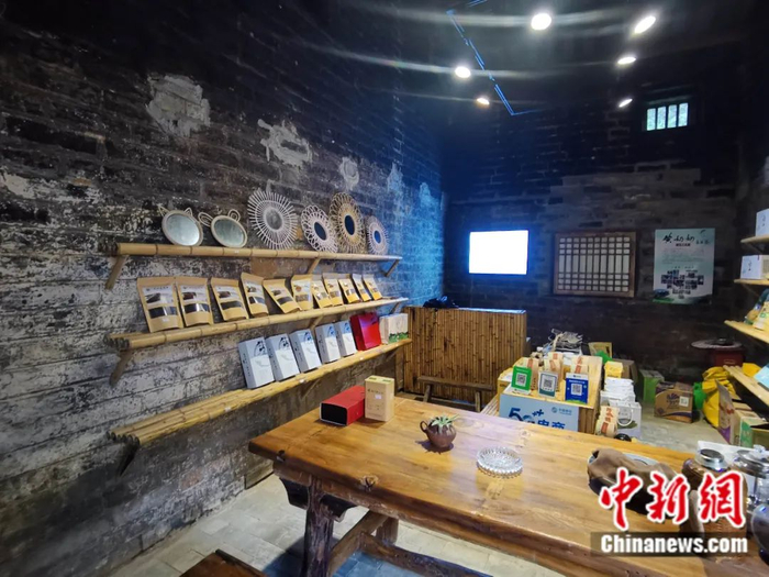 　　大湾村文创纪念品店。张俊/摄