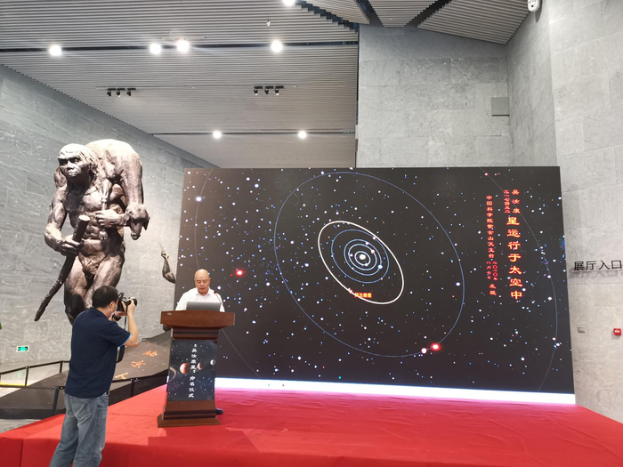 赵海斌介绍这颗行星的发现过程。摄影/新京报记者&nbsp;张璐