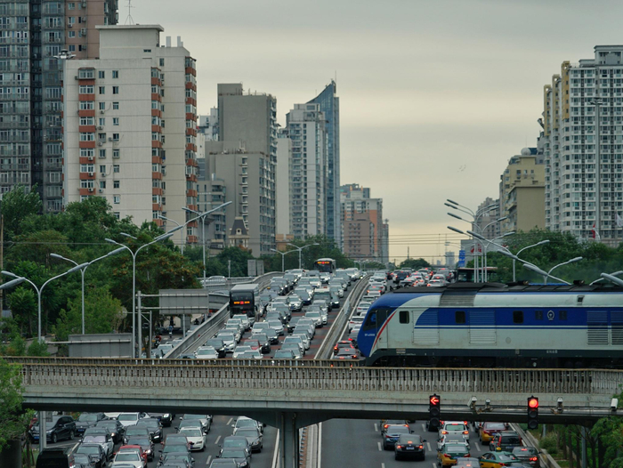 一列火车从桥上驶过。摄影/新京报记者&nbsp;裴剑飞
