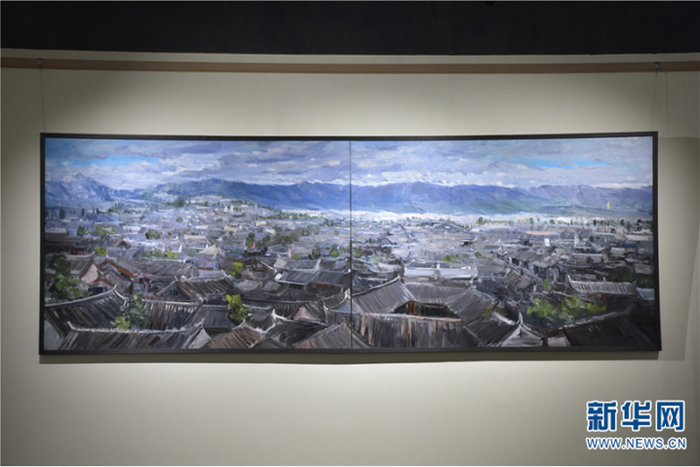 首届丽江“名城·名家·名画”写生艺术双年展作品。新华网 和红艳 摄