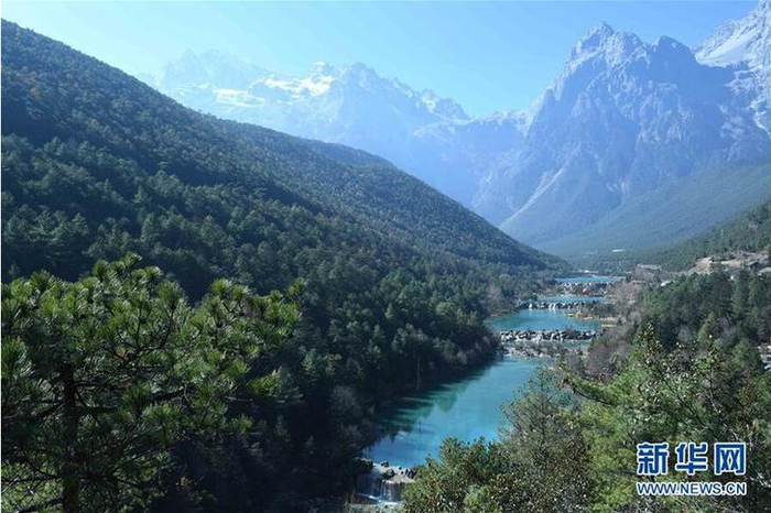 云南省丽江市玉龙纳西族自治县风景区蓝月谷，湖水湛蓝清澈，四周森林植被茂盛，生态环境优美，是人们休闲观光的好去处。新华社记者 杨宗友 摄