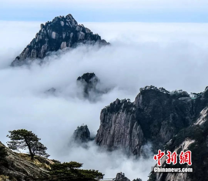 　　安徽黄山天都峰云海风光。李金刚/摄