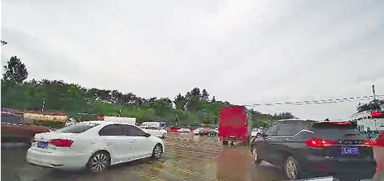 通过昆明西收费站后，大部分小车向左并道避开货车，形成混行 苏颖 摄