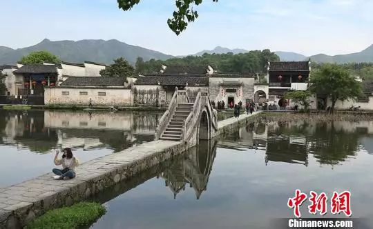　　世界文化遗产宏村，是中国画里的乡村。　张俊/摄