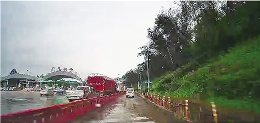 太平车辆从专用车道过昆明西收费站 苏颖 摄