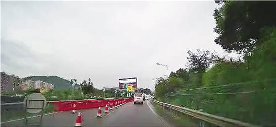 需在太平匝道内提前并道 苏颖 摄