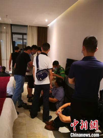 图为抓捕犯罪嫌疑人。 源城公安分局供图 