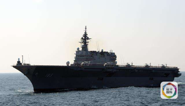 　　2015年10月18日，在日本神奈川县近海的相模湾，日本海上自卫队“出云号”直升机驱逐舰接受检阅。（新华社记者 马平 摄）