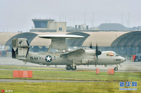 　　当地时间2017年8月9日，作为从美军厚木基地（位于日本神奈川县）向岩国基地（山口县）转移航母舰载机计划的第一批，5架E-2D预警机9日到达岩国基地。（图片来源： 东方IC）