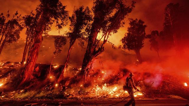 美国加利福尼亚火警长鸣，8000居民被要求撤离，战疫时刻雪上加霜