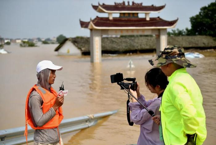 顶烈日 淌泥泞 冒骤雨 渡孤岛，羊城晚报记者深入江西抗洪救灾第一线纪实