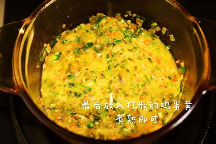 宝宝辅食蛋黄面，搭配多种蔬菜，营养均衡，宝宝一碗不够吃