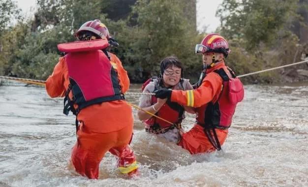 “明星天价片酬”曝光，恶心14亿国人：你们卖惨的样子，真丑