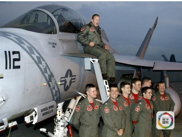 　　2003年11月13日，在美军驻日本厚木基地，一架美军F/A-18F“超级大黄蜂”歼击机的机组人员在机前拍照留念。（图片来源：新华/法新）