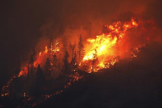 美国加利福尼亚火警长鸣，8000居民被要求撤离，战疫时刻雪上加霜