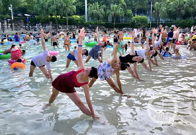 泳池瑜伽演绎现实版“出水芙蓉”小姐姐体验高温中的别样夏日清凉