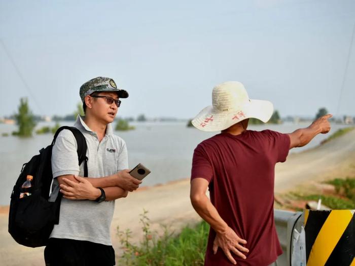 顶烈日 淌泥泞 冒骤雨 渡孤岛，羊城晚报记者深入江西抗洪救灾第一线纪实