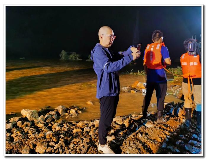 顶烈日 淌泥泞 冒骤雨 渡孤岛，羊城晚报记者深入江西抗洪救灾第一线纪实