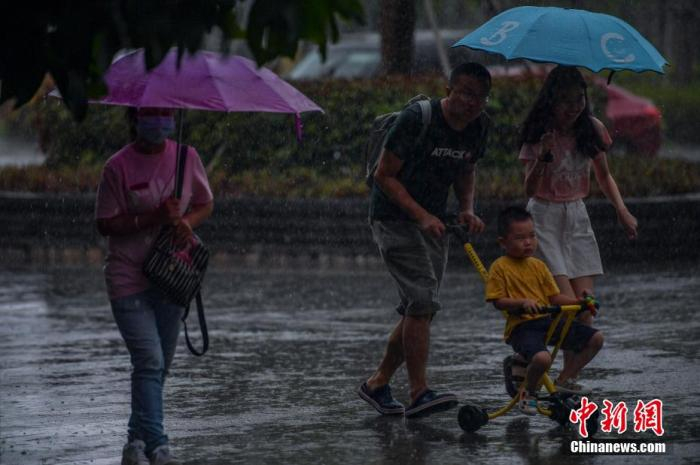 受“森拉克”影响，海南暴雨倾盆而下，民众在雨中奔跑。 骆云飞 摄