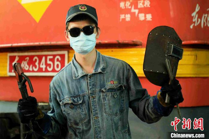 高温下的广机青年，刘科伟全副武装，准备电焊作业。　付栋 摄