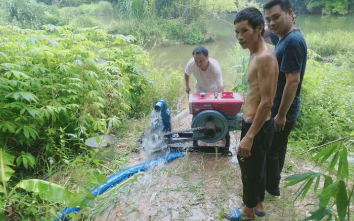  村民抽河水灌溉。受访者供图