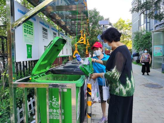 北京石景山八角街道2000名“老街坊”参与垃圾分类桶站值守活动