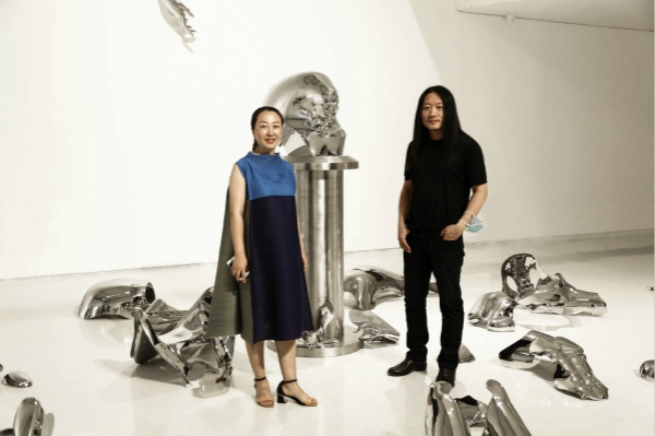 策展人范晓楠（左）与雕塑家景晓雷在后者本次参展作品前合影。