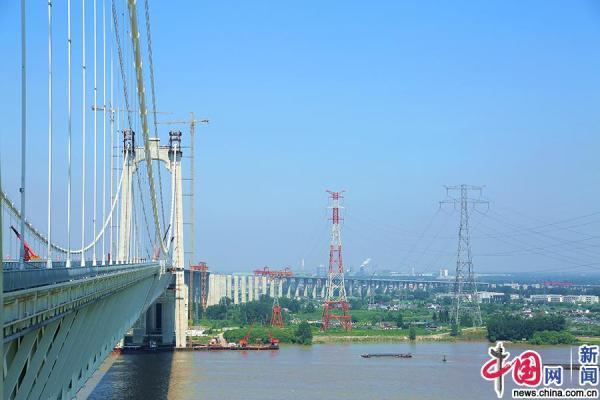 五峰山长江大桥公路钢桥面沥青摊铺完成