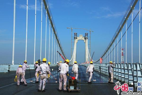 五峰山长江大桥公路钢桥面沥青摊铺完成