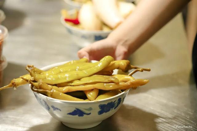 频繁被采访的泡菜店，泡​西瓜皮最俏