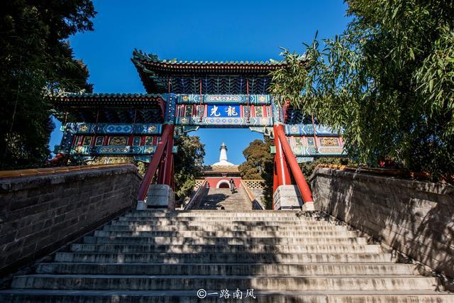 北京第一白塔，很多游客没实地看过，却唱过无数遍