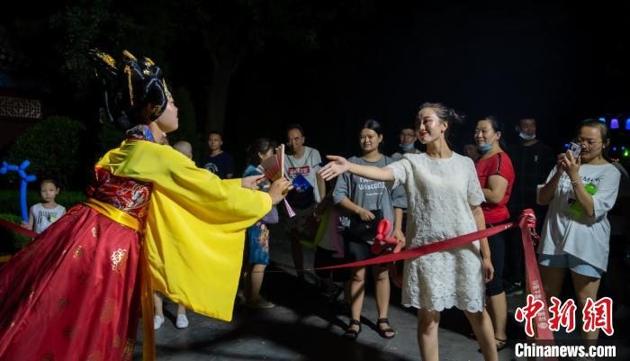“不倒翁小姐姐”与游客互动。　洪洞大槐树景区供图