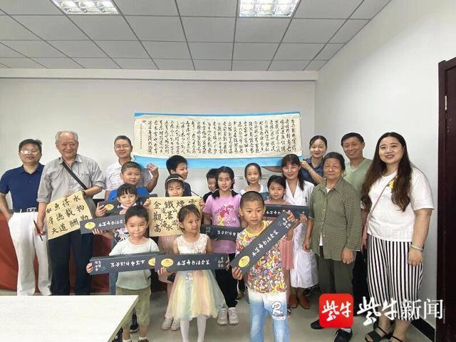 南京雨花台区赛虹桥街道玻纤院社区举办“儿童软笔书法启蒙”活动