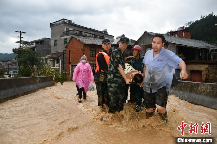 “黑格比”突袭浙江永康 金华武警紧急驰援解救受灾群众