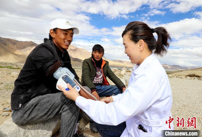 阿里援藏医生边关巡诊：普及防护知识 降低高原病发病率