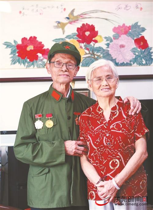 ■安享晚年的黄志成张剑峰夫妇 全媒体记者 陈帆 摄