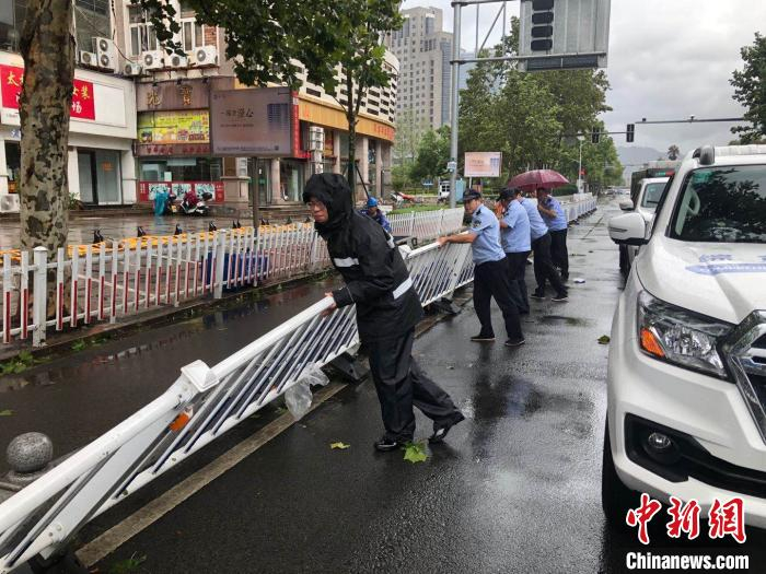 台州黄岩区综合行政执法局局队员及时上街处理因台风垮塌吹落广告牌、围挡等，保障市民出行安全。台州黄岩区综合行政执法局供图